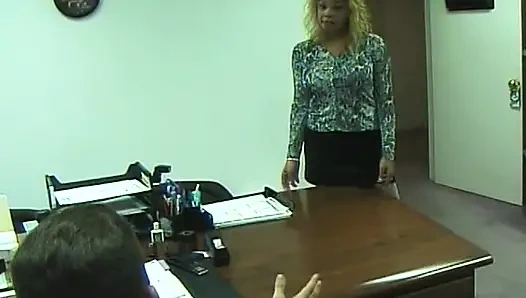 Sekretaris sempurna di saat stoking anal disodok di kantor