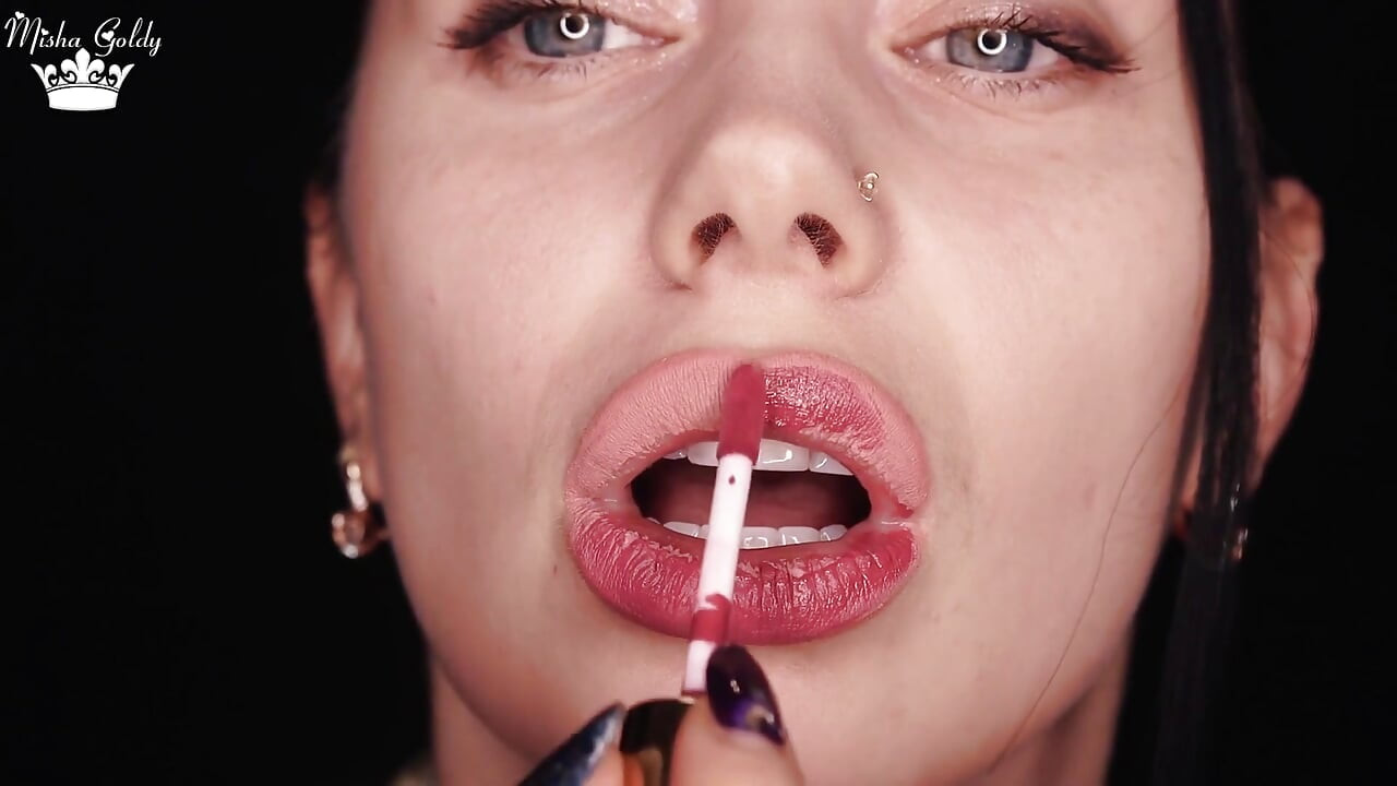 Hookah fumando y fetiche con lápiz labial