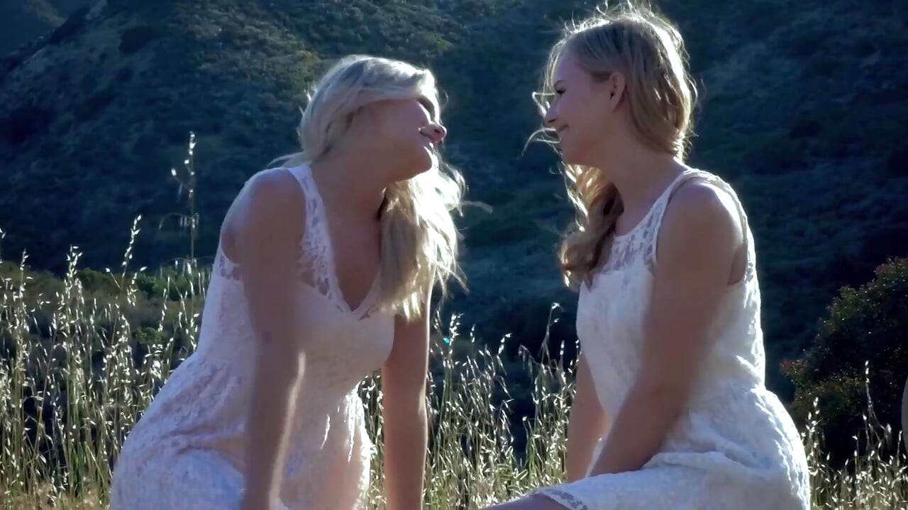 Ωραία ώριμα και ζουμερά πορτοκάλια Καλιφόρνιας στο ζεστό και ζεστό καλοκαιρινό αεράκι