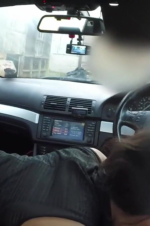 Binnenin meisje: serveerster krijgt een politiehelm in haar zwarte kont