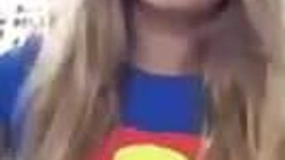 Trisha Annabelle raucht draußen im Superman-Outfit