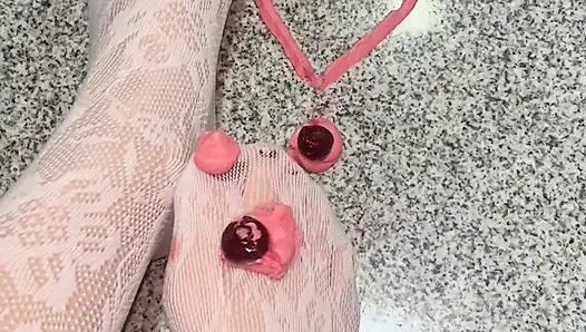 Beyaz çoraplı bacaklarımla krem şantiyle oynuyorum