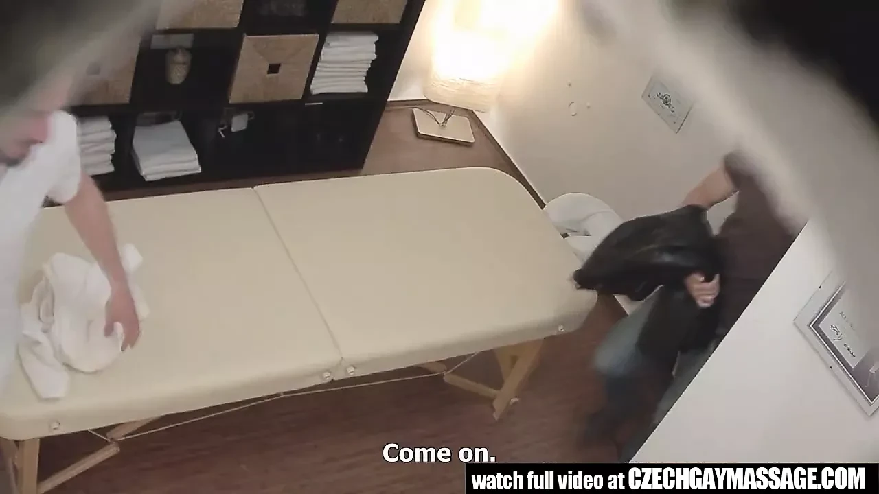 Titkos meleg szex a masszázsasztalon