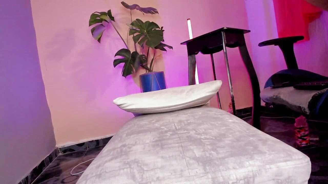 He Loves to Have His Ass Full, and He Shoves His Dildo in