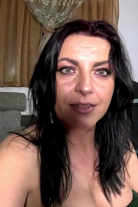 أثداء صدرية لامعة تثير - معطف منتفخ، انشقاق عميق وإطلالات شقية