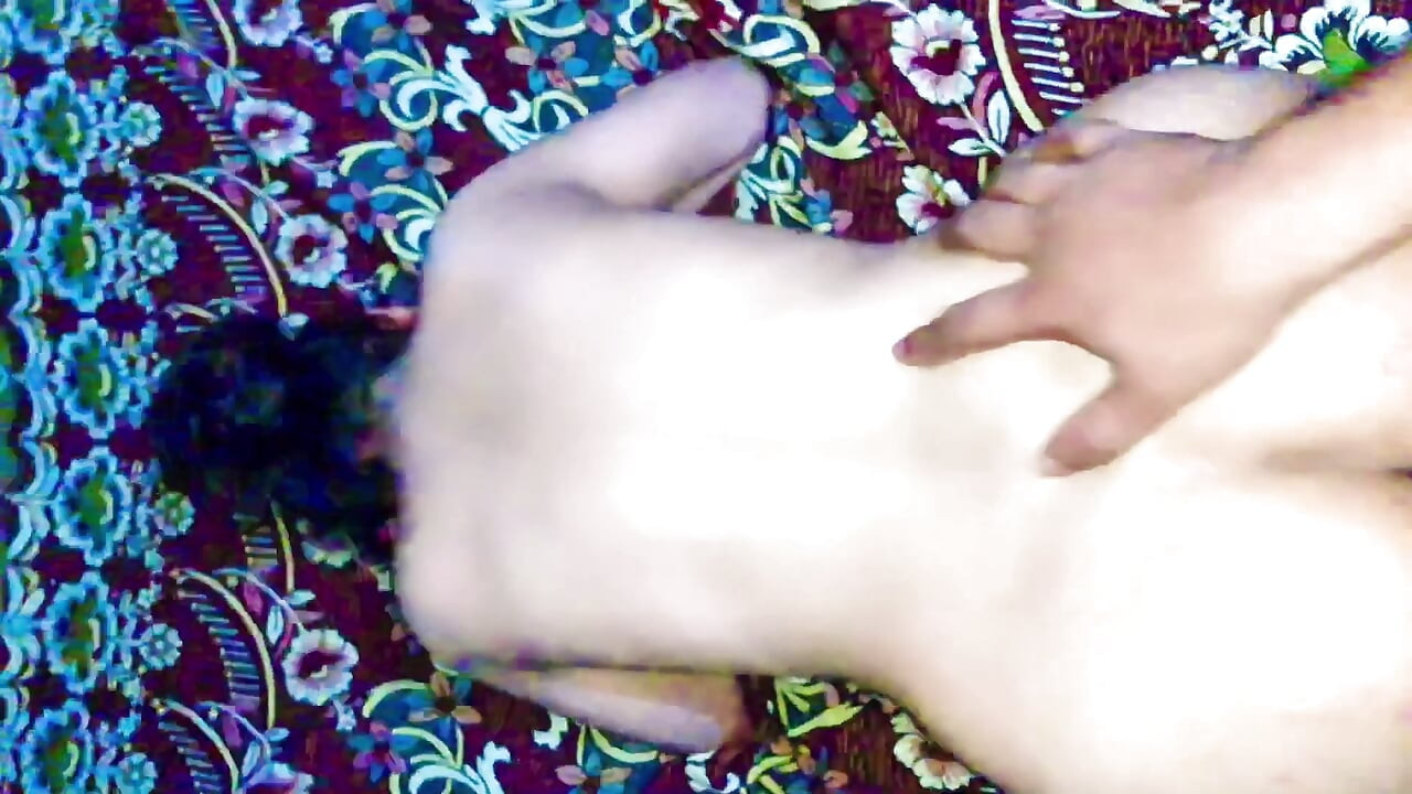 La première sodomie de ma belle-fille iranienne détruit mon trou vierge étroit après m’avoir attrapée avec un concombre