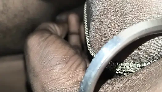 Schwarzes land in seine enge muschi eingeführt