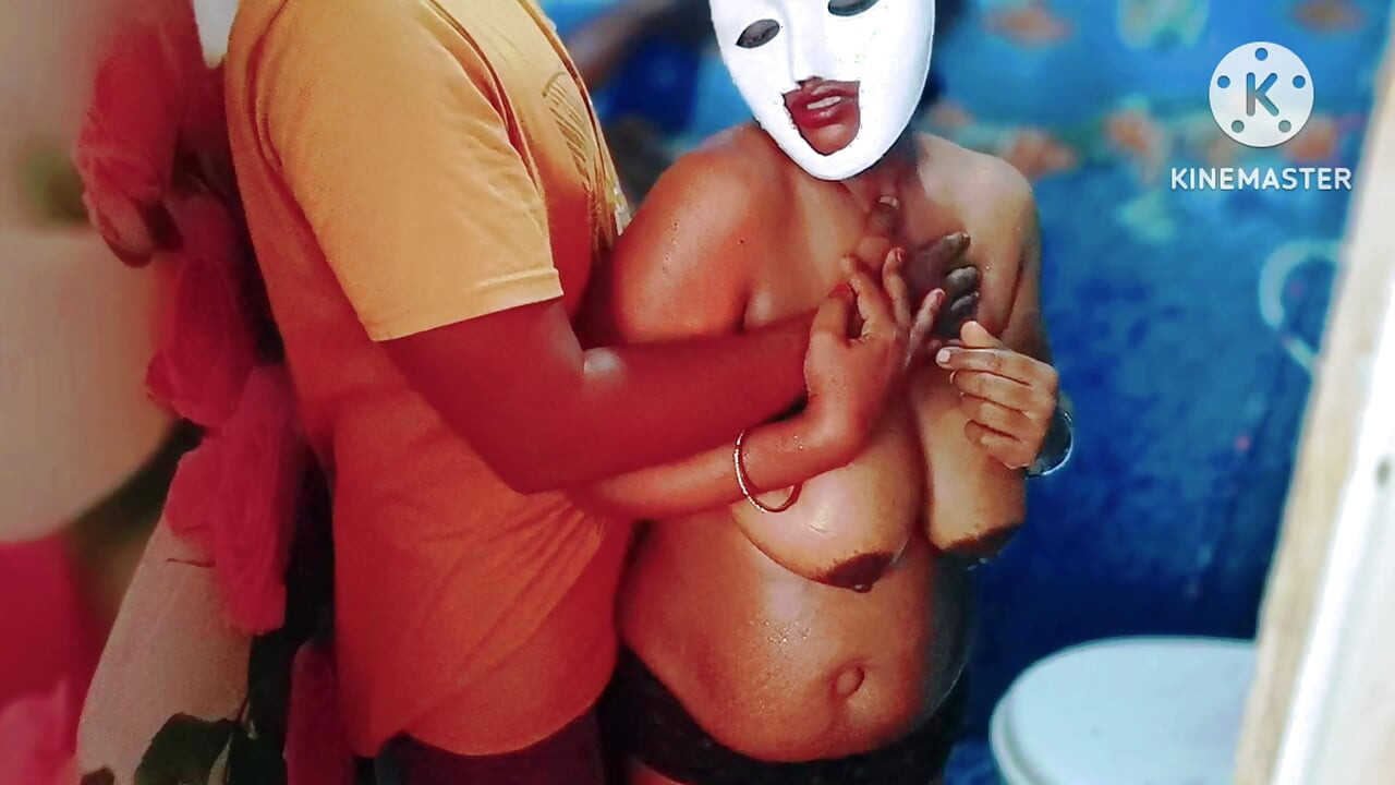Sexy desi-mädchen mit riesigen möpsen gab einen heißen blowjob für seinen freund im badezimmer und er kam auf ihre haare