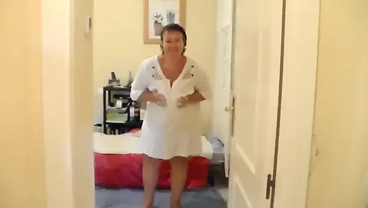 Jen berbaring di tempat tidur dan kencing di lantai