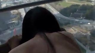 Chinesisches Mädchen wird am Fenster geritten