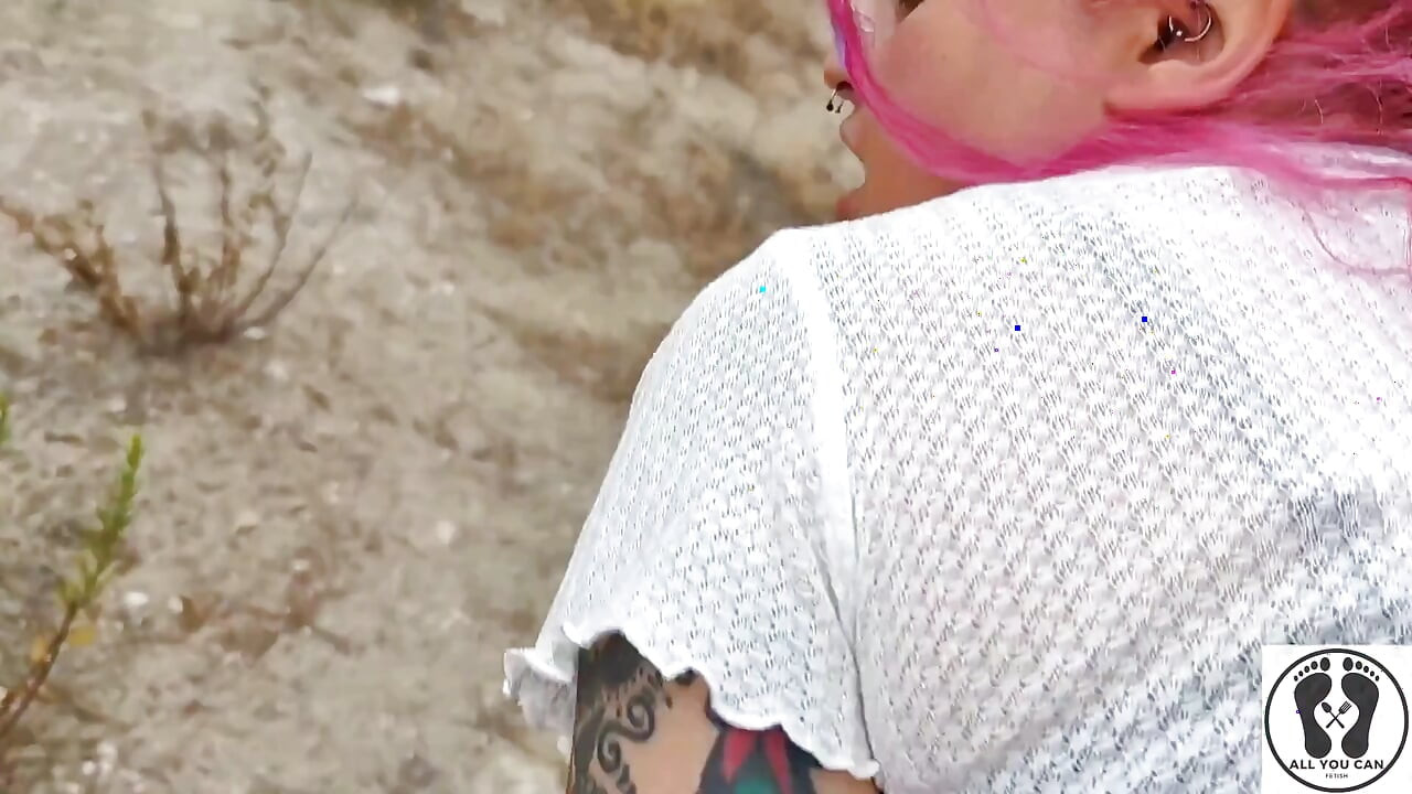 Muie riscantă în aer liber, futai pe la spate, spermă în gură, pișare
