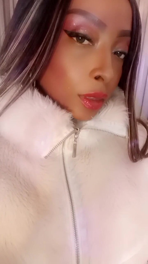 Hey babes In the middle of a photoshoot right now  Ill tell you soon where you can see everything kisses