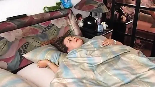 Amatör kamera önünde deliğiyle oynuyor