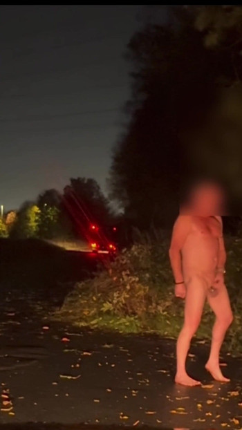 トラック運転手のために裸足で外でオナニーしていて、もう少しで業者に見つかりそうになった |クリップ1