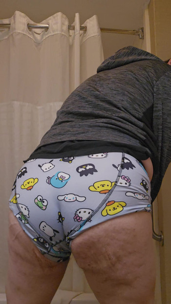 今天从沃尔玛得到了一些 Hello Kitty 拳击手