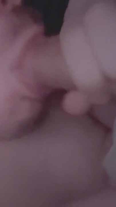 空腹の少年が自分の大きなチンポをしゃぶる |クリップ1