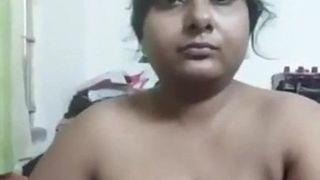 Tía cachonda mostrando grandes tetas