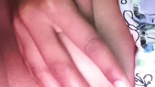 Сцена с красивой девушкой дези в спальне