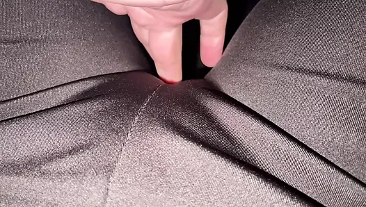 Meine muschi ist ganz nass! First-person-masturbation.