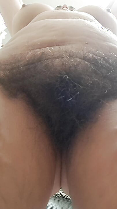 Milf con su coño peludo y gordo en exhibición