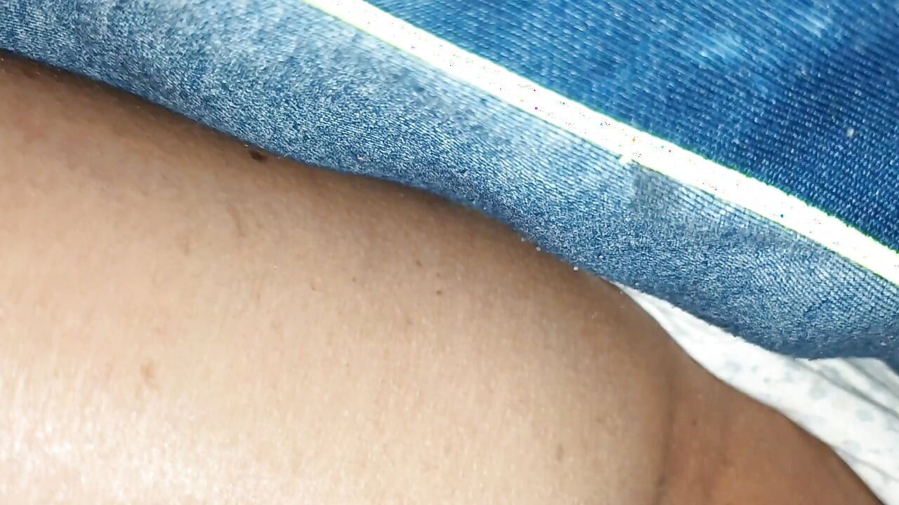 Rör vid JayaMilfMoms fitta och rövhål medan hon vilar