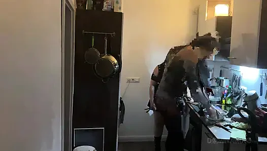Mutfak fetişi fışkırtma çılgınlığı - olgun sürtükler her yere sırılsıklam