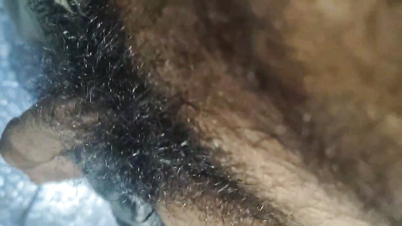 マル・ボーイが公衆トイレで排尿とマスターベーション