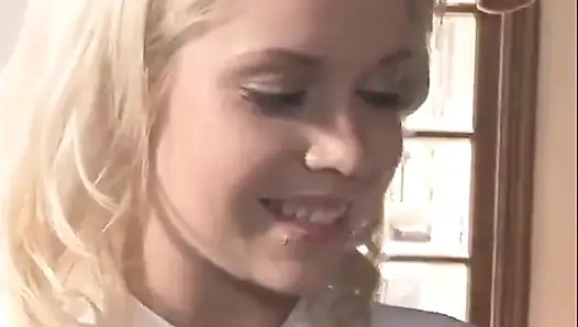 Dünne blondine wird in den arsch gefickt