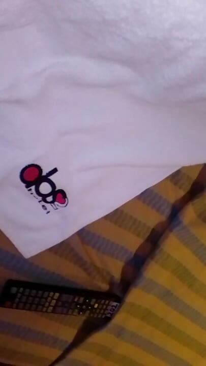 Ich öffne die Muschi zu meinem großen Arsch mit ihrem Dildo – was für eine köstliche Muschi sie hat – und sie spritzt