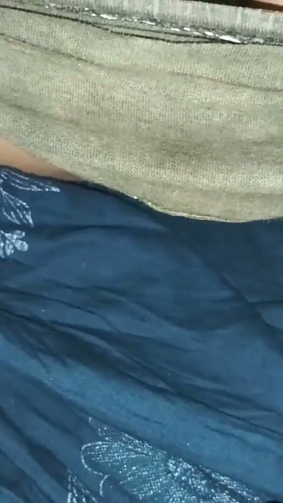La cuñada desi con su camisón azul y su diversión en la concha en la cama | Clip 1