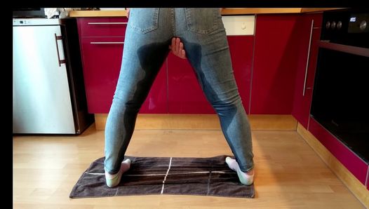 Annheel - oriné mis pantalones en mi cocina mientras cocinaba