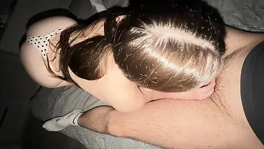 Sıkı pembe amcıklı ateşli bir öğrenci güçlü bir orgazm ve unutulmaz bir boşalma alıyor