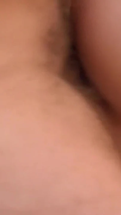 Momento commovente da "Alicya succhia selvaggiamente terry kemaco sul divano e viene scopata"