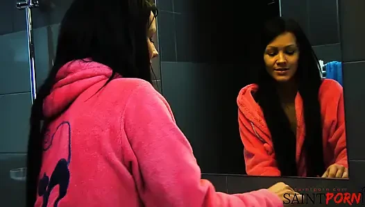 Nia Black ve Minnie Manga Lez küvette dışarı çıkıyor