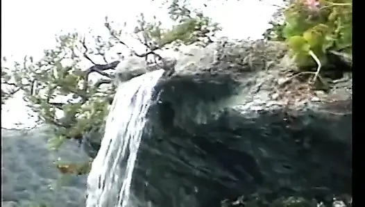Birkaç güzel renkli yalnız hatun havuzun yanında üç siyah yarak alıyor