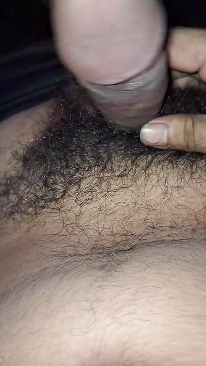 Sexy kluk masturbuje a ukazuje velký penis