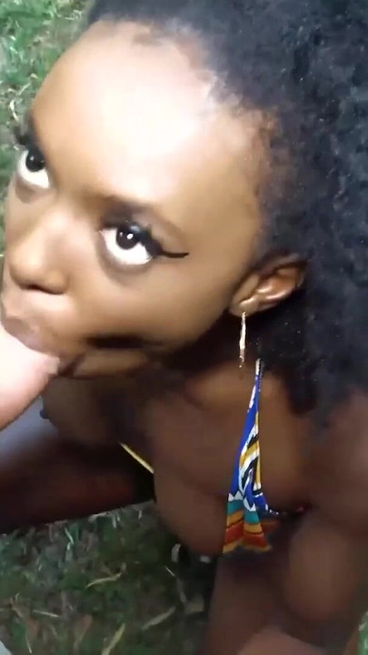 สาวผิวดําเซ็กซี่สุดฮอตลงไปเย็ดแฟนหนุ่มอเมริกันควยใหญ่ผิวดําเอาท์ดอร์ | คลิป 1