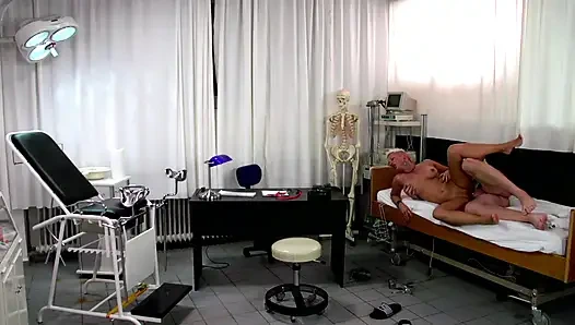 Blondes küken in ihre enge muschi gefickt