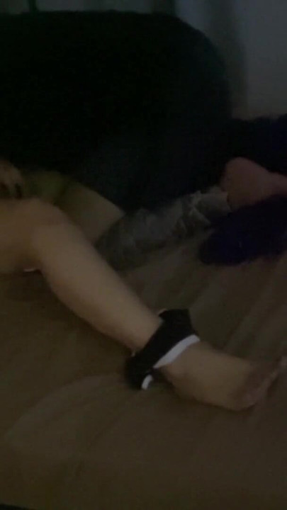 Pinay Fuck buddy przyznaje, że chce uprawiać seks z dziewczyną - dostaje jej cipkę zaoraną | Klip 2