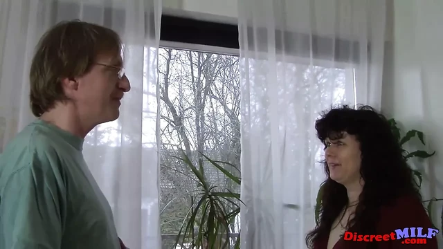 Handyman gets a wet thank you from a mature granny