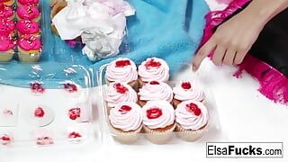 Elsa jean und Daisy spielen mit ein paar cupcakes und spielen sich gegenseitig