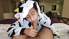 Dreichwe in een koeienpyjama zuigt en berijdt mijn grote onbesneden pik totdat hij mijn hete melk verdient