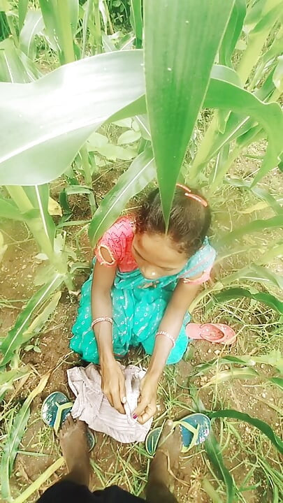 Sister-in-law called me to the field of maize today and sister-in-law sucked my cock and removed the water, then I picked up sister-in-law's two legs and fucked my sister-in-law loudly.