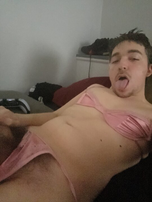 Sissy Austin cavalca un dildo mentre i genitori dormono