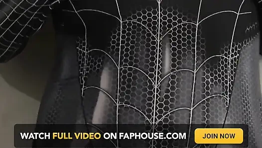 Трахаю черного человека-косплей девушку, пока он не кончит в ее киску несколько раз - последнее индонезийское порно