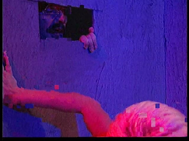 Incrível loira puta chupa alguns paus e engole um copo de sêmen na sala secreta