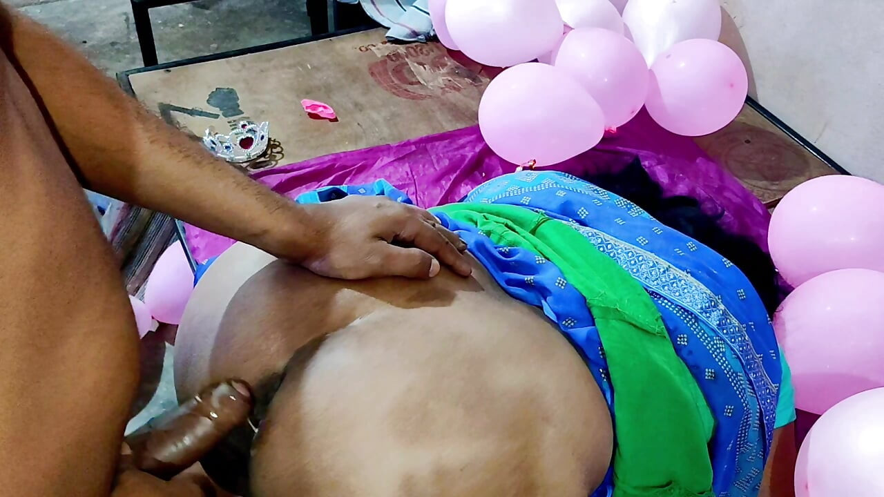 Ibu rumah tangga India pada hari ulang tahunnya