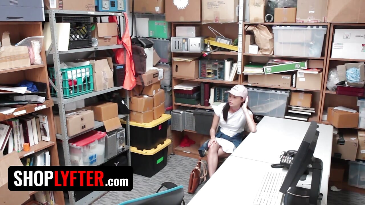 Shoplyfter - bu güzel genç kız Justin Magnum'un dükkanından çalmaya çalıştığı için pişman olacak