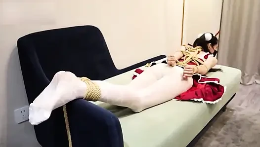 Jw1-seorang gadis pakai stoking putih diikat sebagai hogtie bondage