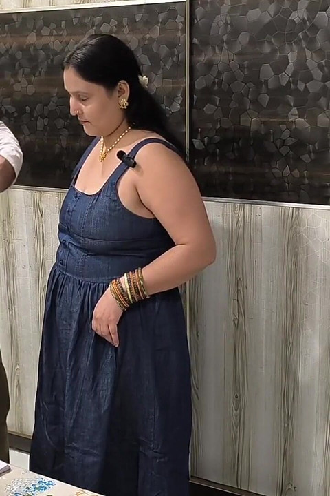 Puja Bhabhi Berkongkek Dengan Tukang Jahit Untuk Stitching A Dress Free of Cost